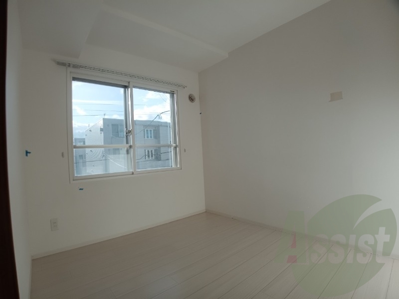 寝室はこちらです。光が差し込む、温かみのあるお部屋です。 寝室はこちらです。光が差し込む、温かみのあるお部屋です。