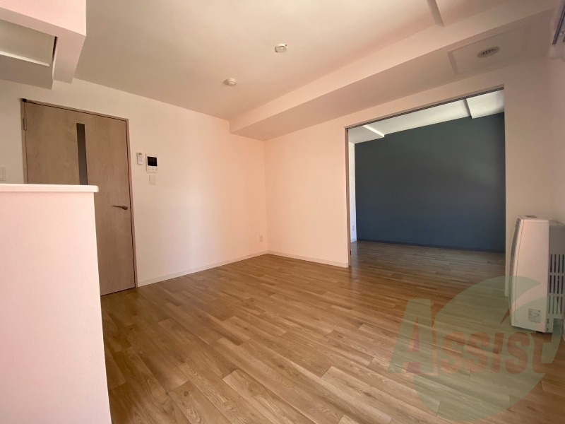 木目のフローリングは落ち着きのある印象のお部屋になりますね。 木目のフローリングは落ち着きのある印象のお部屋になりますね。