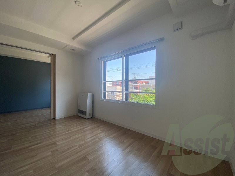 木目のフローリングは落ち着きのある印象のお部屋になりますね。 木目のフローリングは落ち着きのある印象のお部屋になりますね。