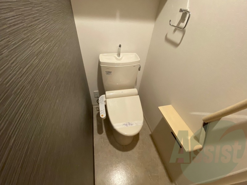 ウォシュレット機能がついたトイレ。安心して使用できますね。 ウォシュレット機能がついたトイレ。安心して使用できますね。