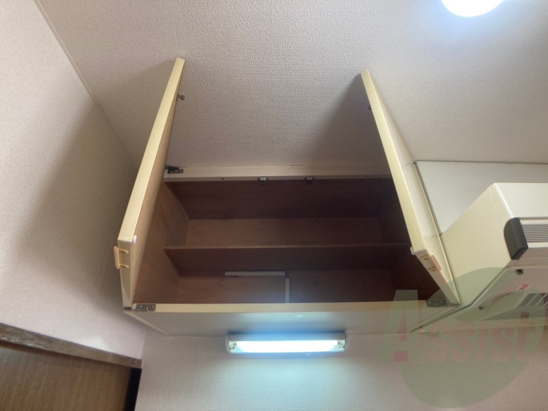 キッチン上部の棚に台所用品や食器などを入れることができます。 キッチン上部の棚に台所用品や食器などを入れることができます。