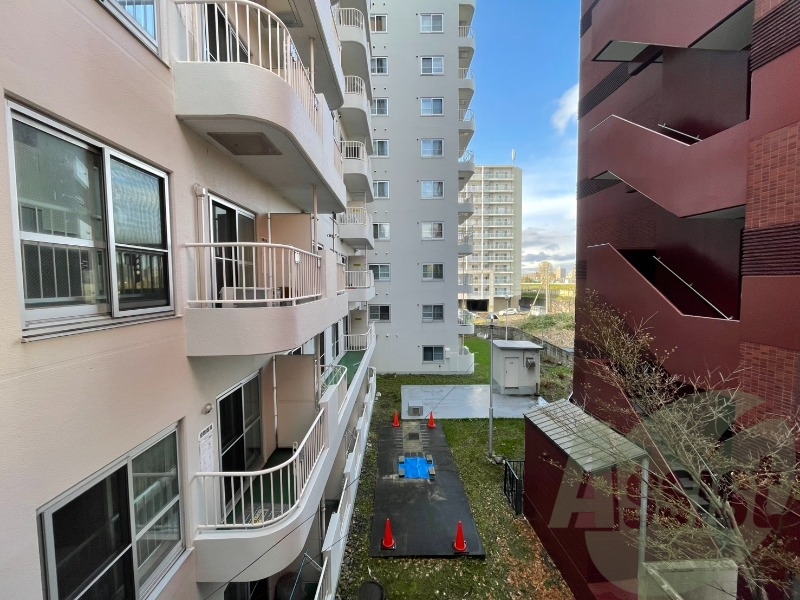 眺望です。建物はありますが風通しは良さそうです。 眺望です。建物はありますが風通しは良さそうです。