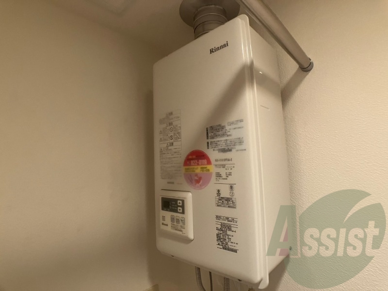 ガス給湯器です。操作しやすいパネルになってます。 ガス給湯器です。操作しやすいパネルになってます。