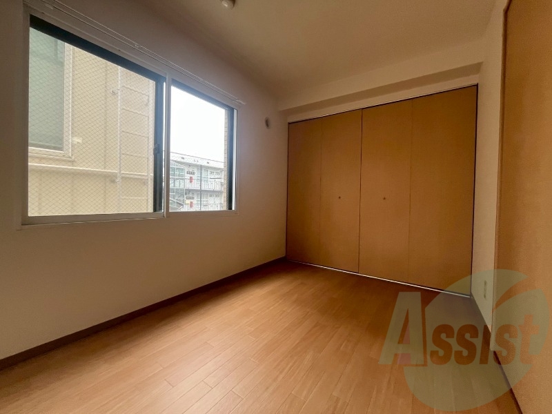 寝室はこちらです。光が差し込む、温かみのあるお部屋です。 寝室はこちらです。光が差し込む、温かみのあるお部屋です。
