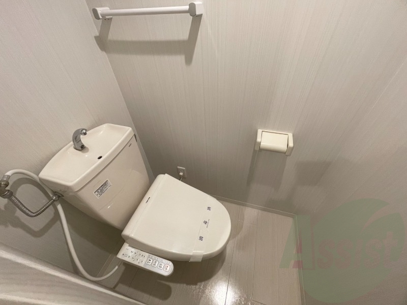 ウォシュレット機能がついたトイレ。安心して使用できますね。 ウォシュレット機能がついたトイレ。安心して使用できますね。