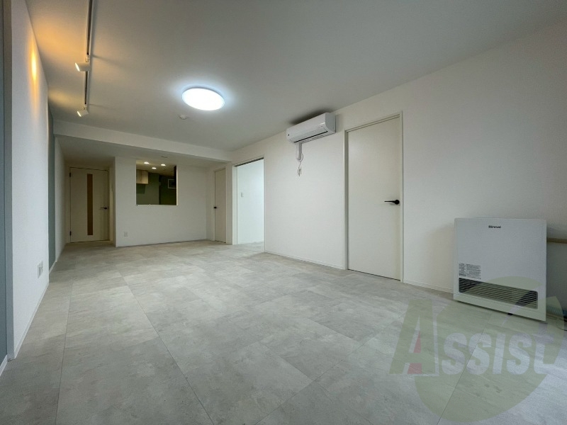 木目のフローリングは落ち着きのある印象のお部屋になりますね。 木目のフローリングは落ち着きのある印象のお部屋になりますね。