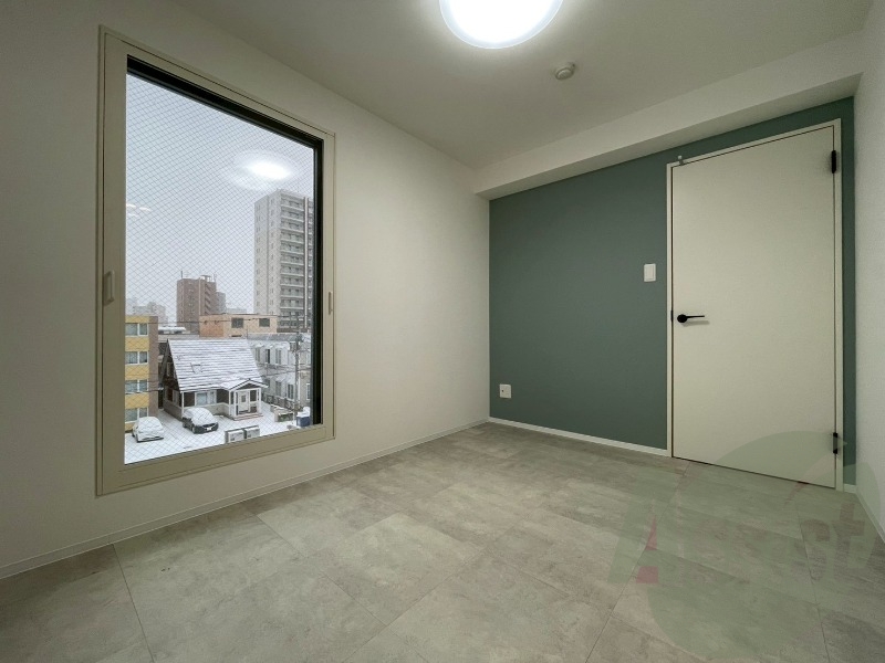 こちらのお部屋は光が差し込む、温かみのあるお部屋です。 こちらのお部屋は光が差し込む、温かみのあるお部屋です。