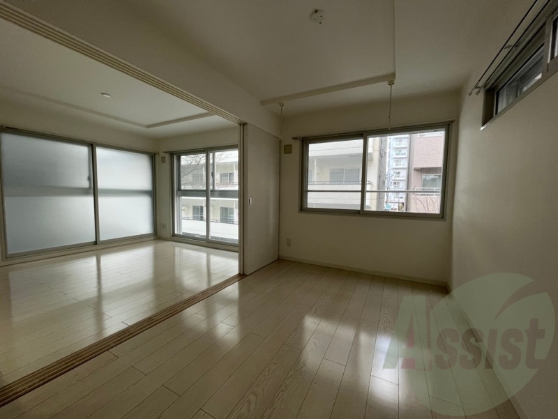 寝室はこちらです。光が差し込む、温かみのあるお部屋です。 寝室はこちらです。光が差し込む、温かみのあるお部屋です。