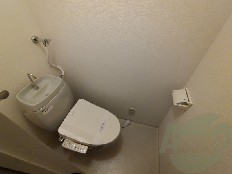 ウォシュレット機能がついたトイレ。安心して使用できますね。 ウォシュレット機能がついたトイレ。安心して使用できますね。