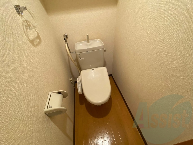 ウォシュレット機能がついたトイレです。安心して使用できます。 ウォシュレット機能がついたトイレです。安心して使用できます。