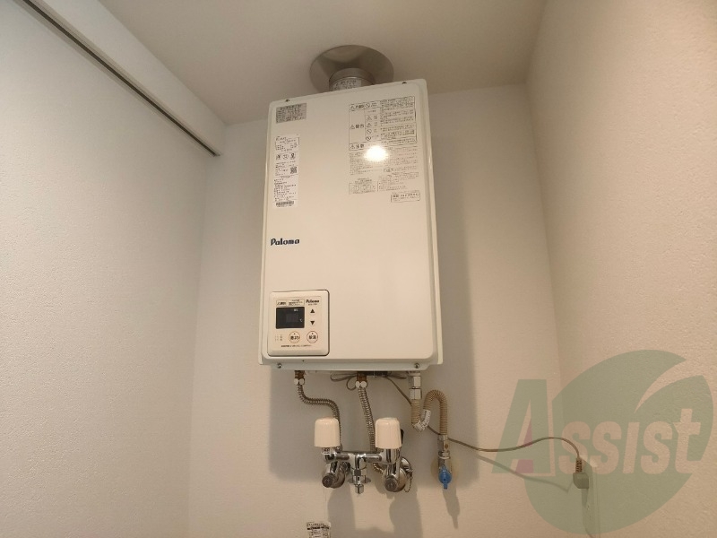 ガス給湯器です。操作しやすいパネルになってます。 ガス給湯器です。操作しやすいパネルになってます。