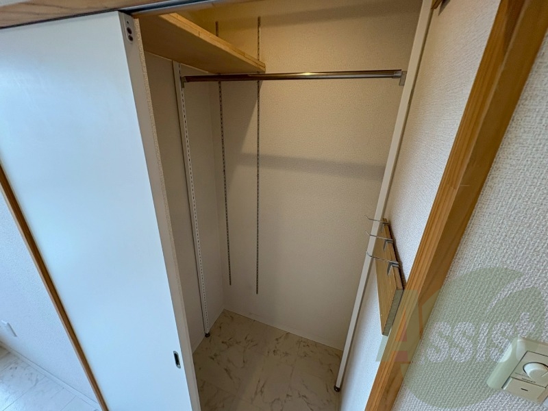 クローゼットは奥行きもあり、荷物が多い方でも安心です。 クローゼットは奥行きもあり、荷物が多い方でも安心です。