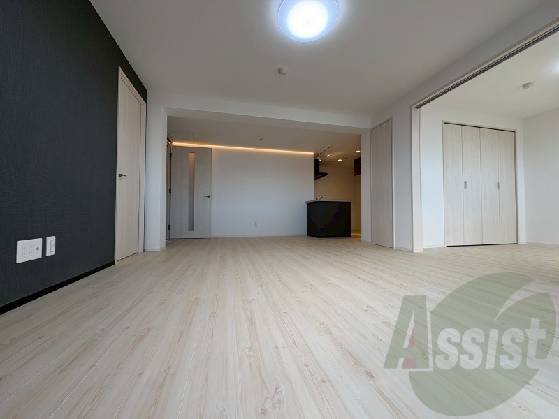 木目のフローリングは落ち着きのある印象のお部屋になりますね。 木目のフローリングは落ち着きのある印象のお部屋になりますね。