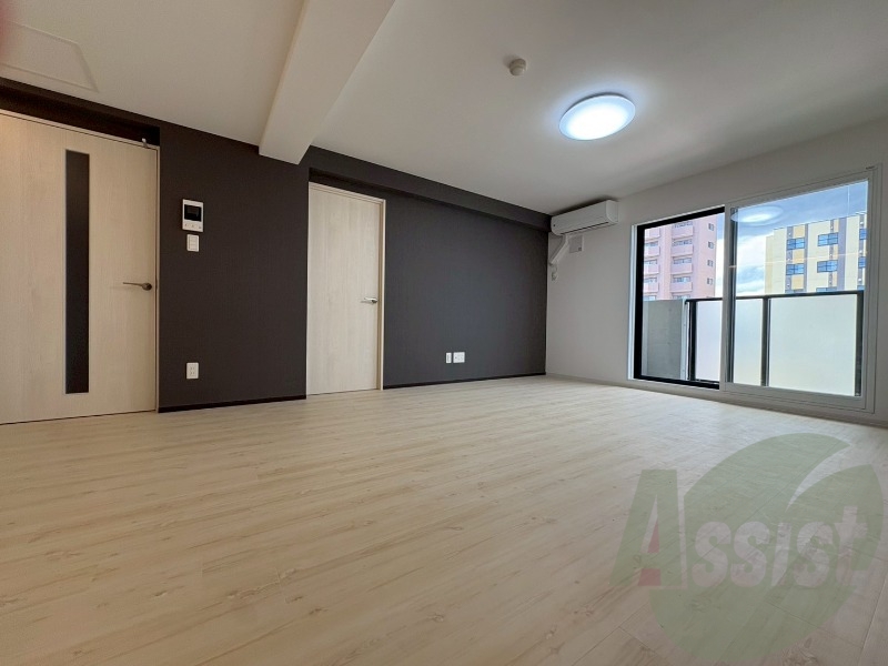 木目のフローリングは落ち着きのある印象のお部屋になりますね。 木目のフローリングは落ち着きのある印象のお部屋になりますね。