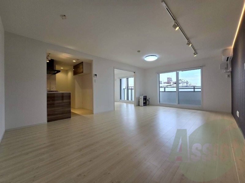 木目のフローリングは落ち着きのある印象のお部屋になりますね。 木目のフローリングは落ち着きのある印象のお部屋になりますね。