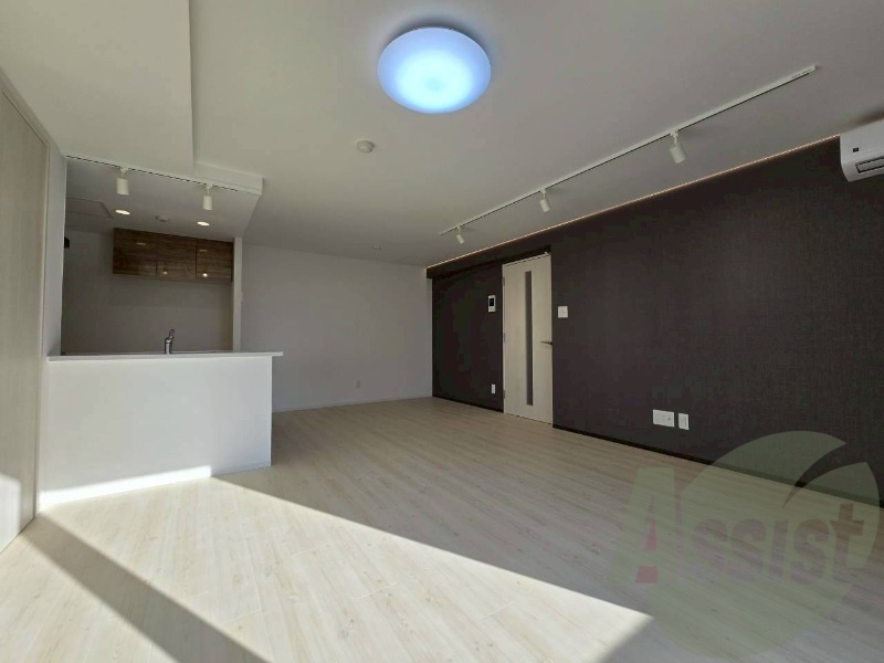 木目のフローリングは落ち着きのある印象のお部屋になりますね。 木目のフローリングは落ち着きのある印象のお部屋になりますね。