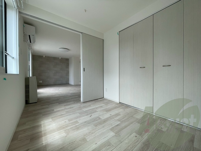 木目のフローリングは落ち着きのある印象のお部屋になりますね。 木目のフローリングは落ち着きのある印象のお部屋になりますね。