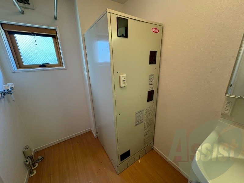 電気温水器です。オール電化でお得で安心ですね。 電気温水器です。オール電化でお得で安心ですね。