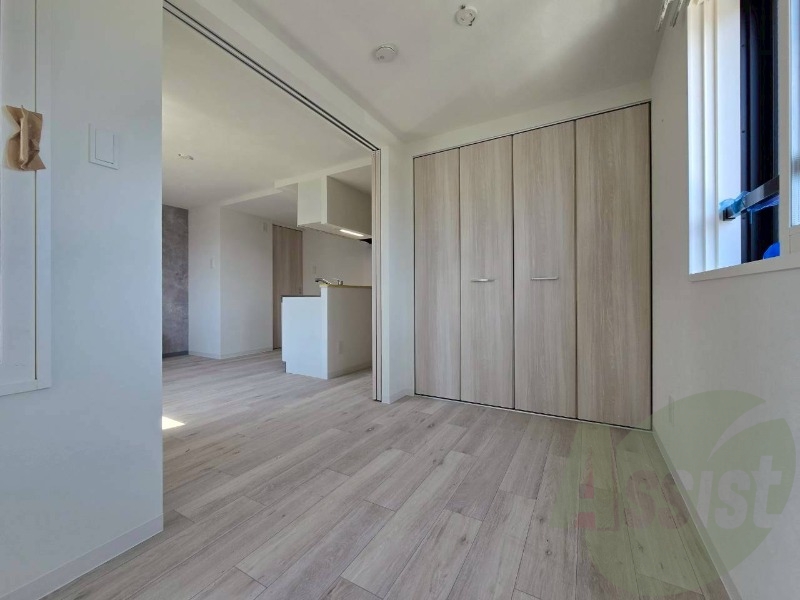 木目のフローリングは落ち着きのある印象のお部屋になりますね。 木目のフローリングは落ち着きのある印象のお部屋になりますね。