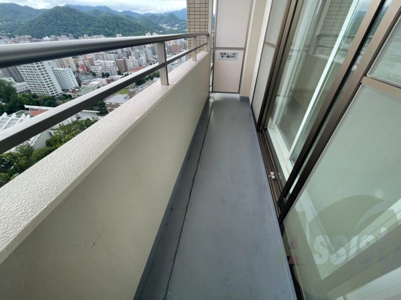 バルコニーは幅も広く全てのお部屋から出入りできます。 バルコニーは幅も広く全てのお部屋から出入りできます。