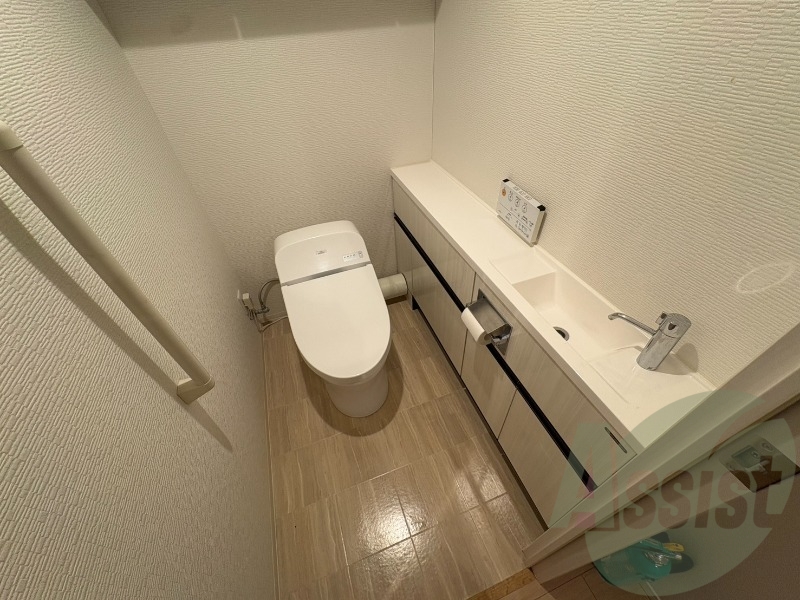 ウォシュレット機能がついたトイレ。安心して使用できますね。 ウォシュレット機能がついたトイレ。安心して使用できますね。