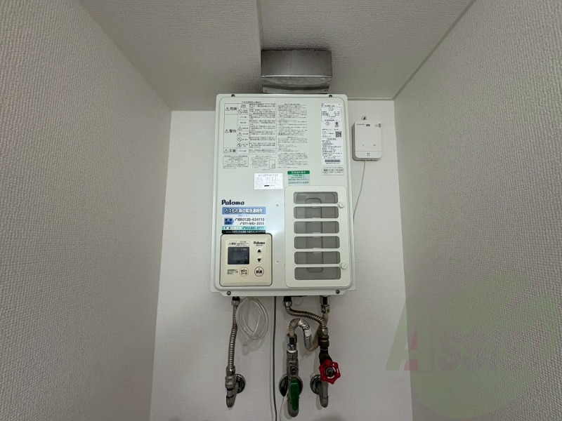 給湯器です。操作しやすいパネルになってます。 給湯器です。操作しやすいパネルになってます。