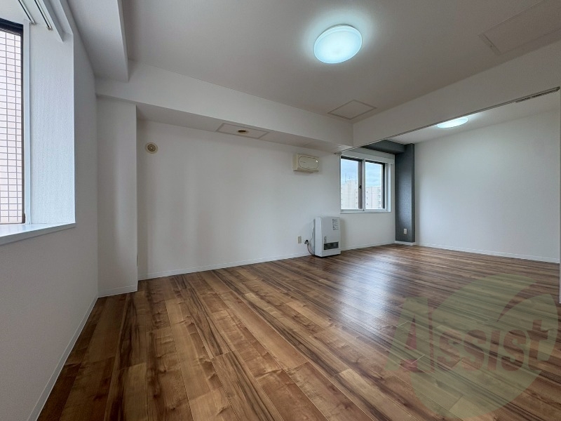 木目のフローリングは落ち着きのある印象のお部屋になりますね。 木目のフローリングは落ち着きのある印象のお部屋になりますね。