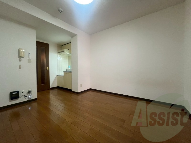木目のフローリングは落ち着きのある印象のお部屋になりますね。 木目のフローリングは落ち着きのある印象のお部屋になりますね。