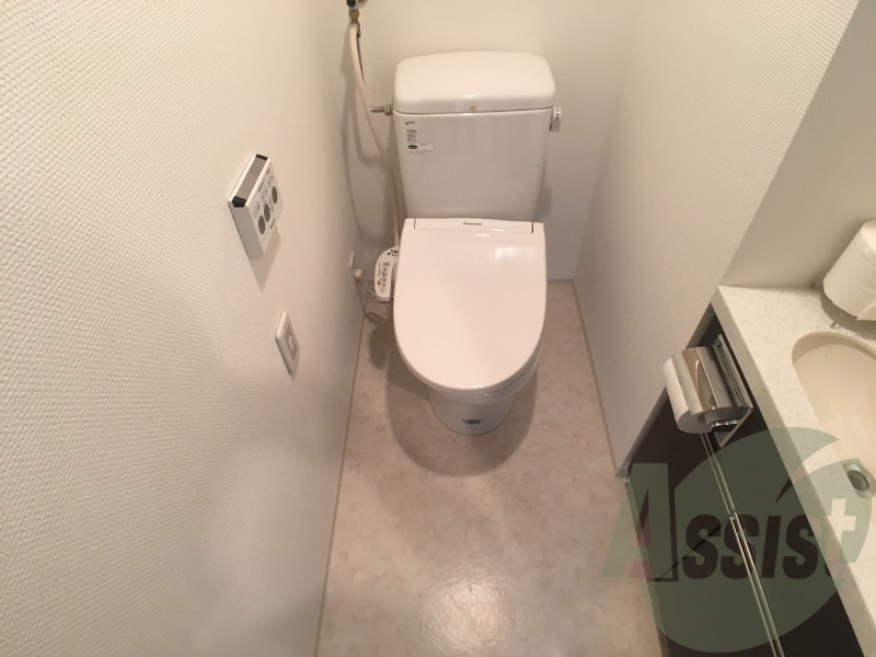 ウォシュレット機能がついたトイレ。安心して使用できますね。 ウォシュレット機能がついたトイレ。安心して使用できますね。