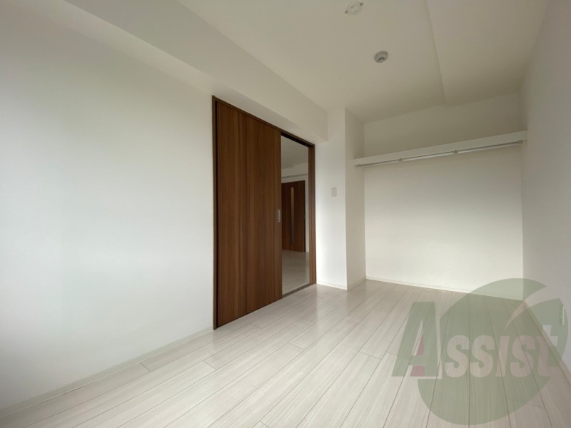 寝室はこちらです。光が差し込む、温かみのあるお部屋です。 寝室はこちらです。光が差し込む、温かみのあるお部屋です。