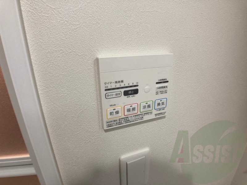 浴室乾燥機です。これで湿気の多い時期の洗濯物もすぐに乾きます 浴室乾燥機です。これで湿気の多い時期の洗濯物もすぐに乾きます