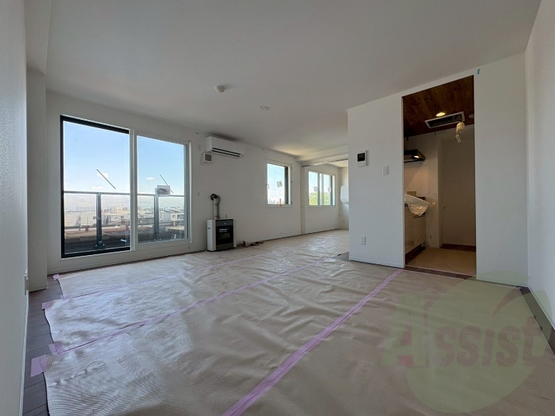 木目のフローリングは落ち着きのある印象のお部屋になりますね。 木目のフローリングは落ち着きのある印象のお部屋になりますね。