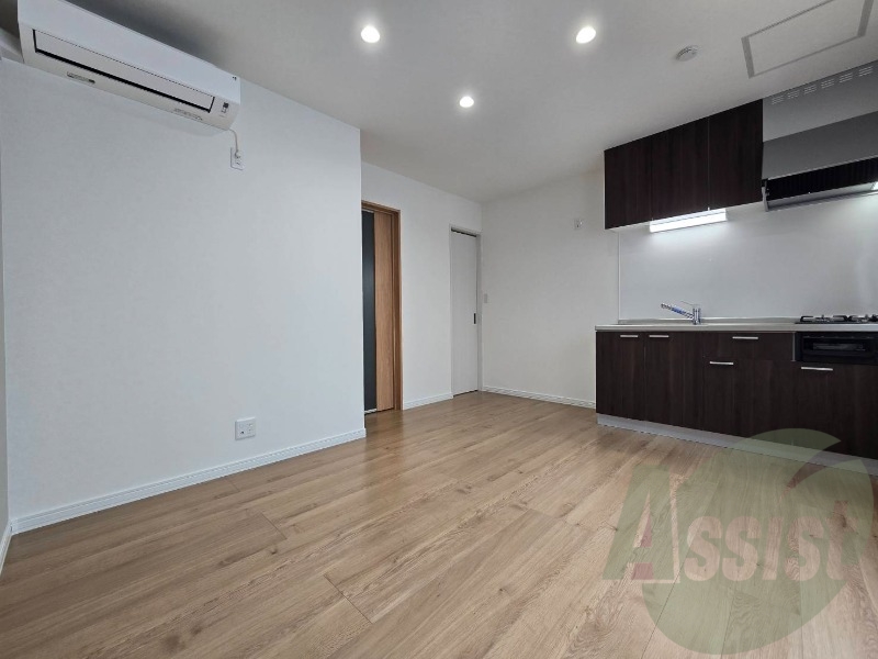 木目のフローリングは落ち着きのある印象のお部屋になりますね。 木目のフローリングは落ち着きのある印象のお部屋になりますね。