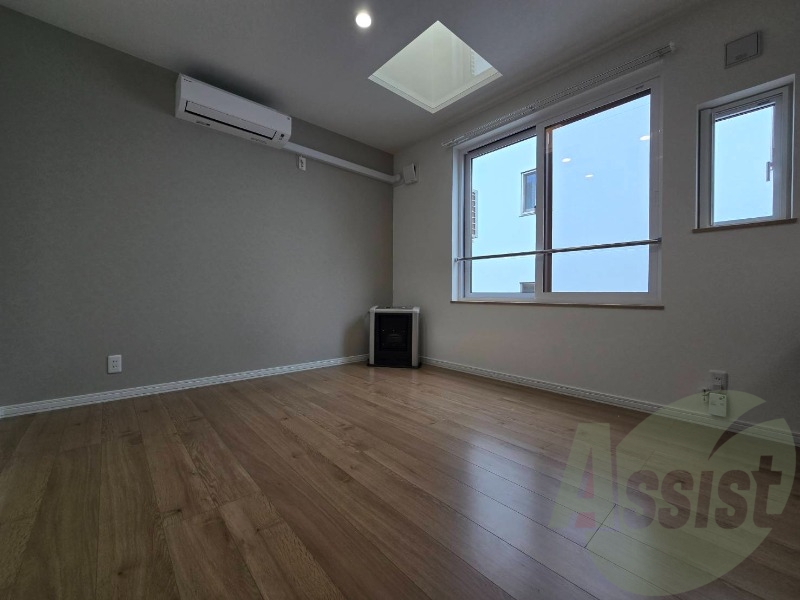 木目のフローリングは落ち着きのある印象のお部屋になりますね。 木目のフローリングは落ち着きのある印象のお部屋になりますね。