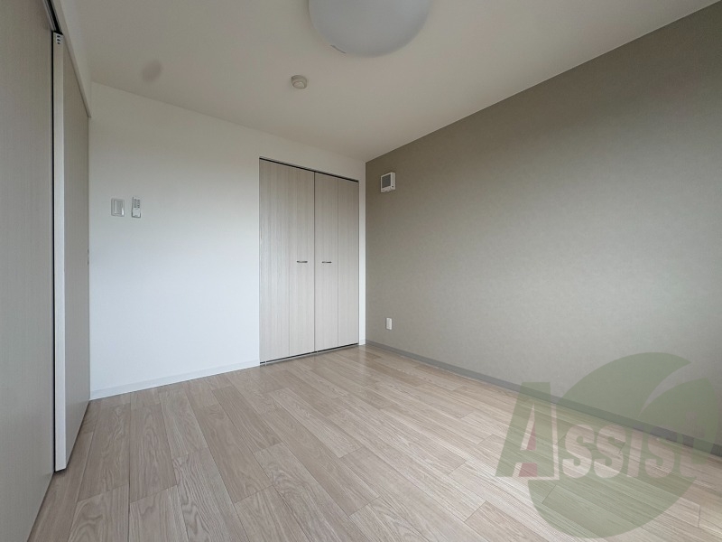 木目のフローリングは落ち着きのある印象のお部屋になりますね。 木目のフローリングは落ち着きのある印象のお部屋になりますね。