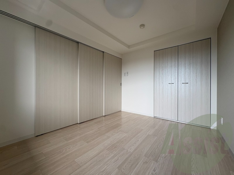 木目のフローリングは落ち着きのある印象のお部屋になりますね。 木目のフローリングは落ち着きのある印象のお部屋になりますね。