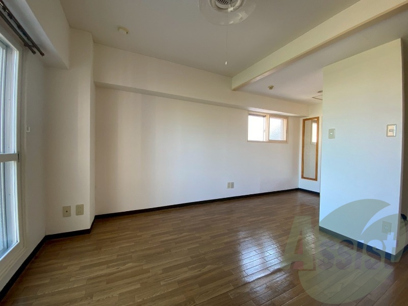 寝室はこちらです。光が差し込む、温かみのあるお部屋です。 寝室はこちらです。光が差し込む、温かみのあるお部屋です。