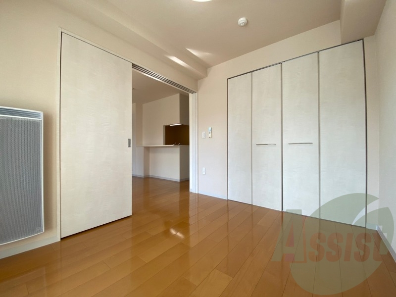 寝室はこちらです。光が差し込む、温かみのあるお部屋です。 寝室はこちらです。光が差し込む、温かみのあるお部屋です。