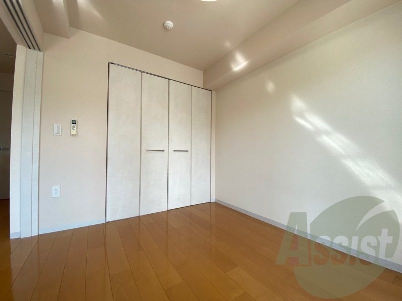 別角度から寝室を撮ってみました。家具の配置もしやすそう。 別角度から寝室を撮ってみました。家具の配置もしやすそう。