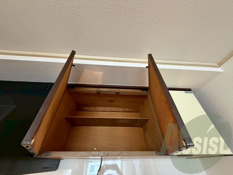 キッチン上部の棚に台所用品や食器などを入れることができます。 キッチン上部の棚に台所用品や食器などを入れることができます。