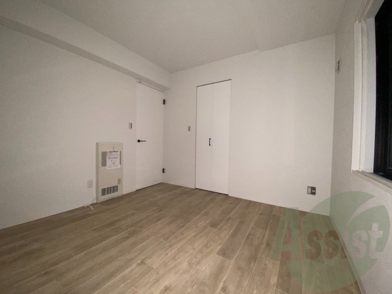 木目のフローリングは落ち着きのある印象のお部屋になりますね。 木目のフローリングは落ち着きのある印象のお部屋になりますね。