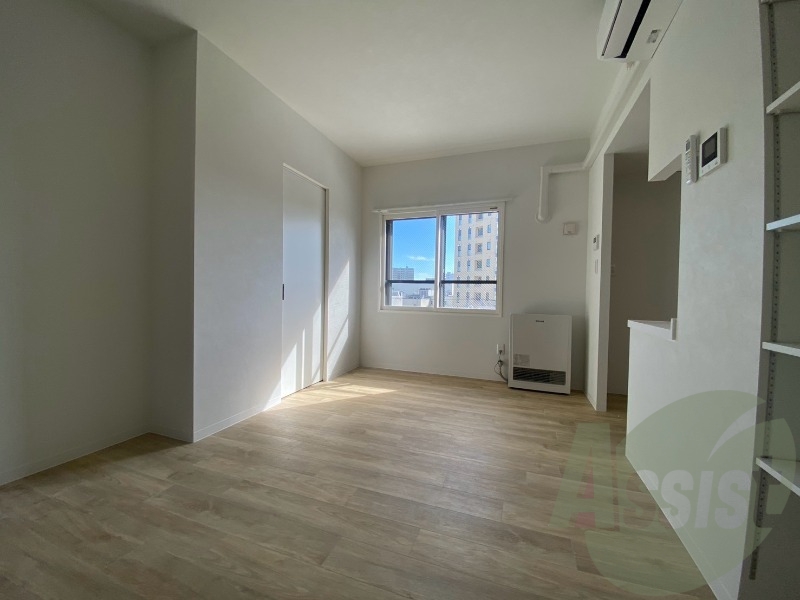 木目のフローリングは落ち着きのある印象のお部屋になりますね。 木目のフローリングは落ち着きのある印象のお部屋になりますね。