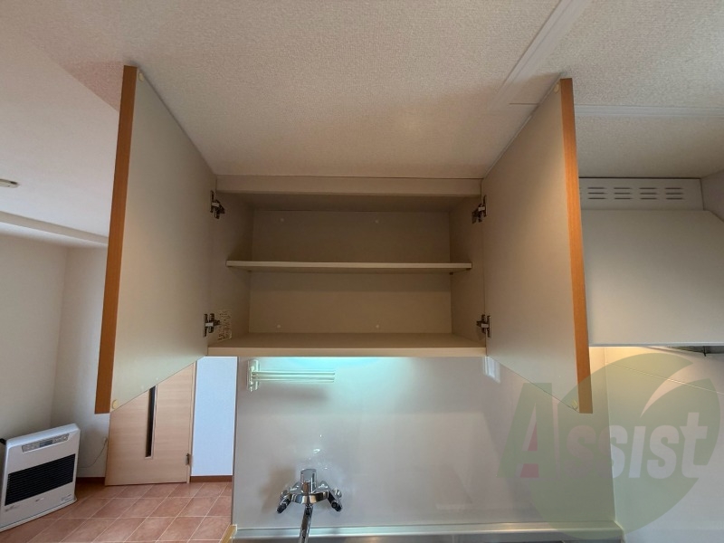 キッチン上部の棚に台所用品や食器などを入れることができます。 キッチン上部の棚に台所用品や食器などを入れることができます。