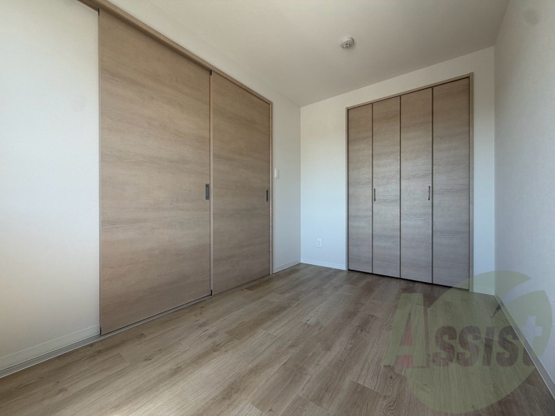 木目のフローリングは落ち着きのある印象のお部屋になりますね。 木目のフローリングは落ち着きのある印象のお部屋になりますね。