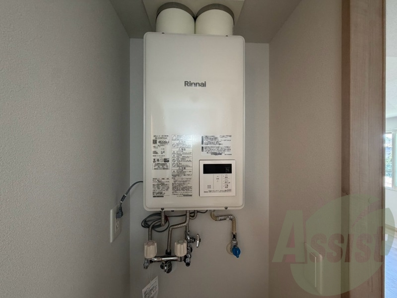 給湯器です。操作しやすいパネルになってます。 給湯器です。操作しやすいパネルになってます。