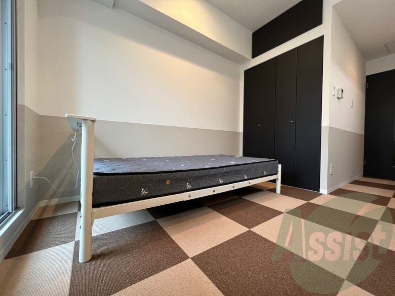寝室はこちらです。光が差し込む、温かみのあるお部屋です。 寝室はこちらです。光が差し込む、温かみのあるお部屋です。