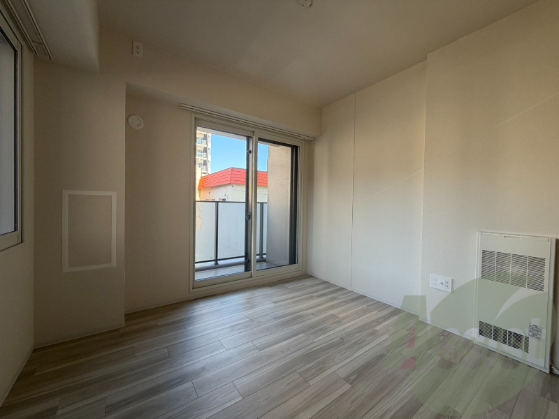 木目のフローリングは落ち着きのある印象のお部屋になりますね。 木目のフローリングは落ち着きのある印象のお部屋になりますね。