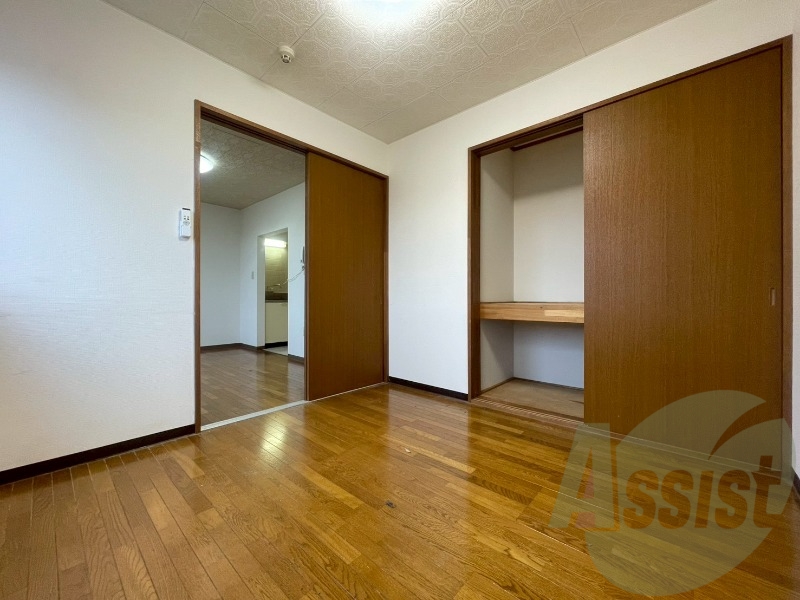 こちらのお部屋は光が差し込む、温かみのあるお部屋です。 こちらのお部屋は光が差し込む、温かみのあるお部屋です。