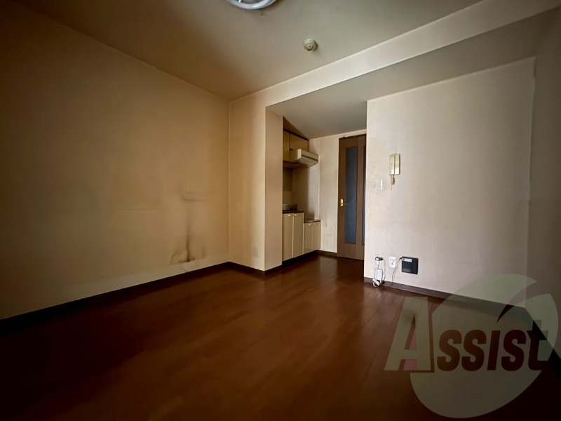 木目のフローリングは落ち着きのある印象のお部屋になりますね。 木目のフローリングは落ち着きのある印象のお部屋になりますね。