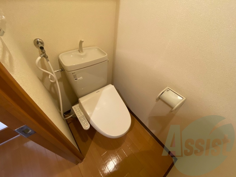 ウォシュレット機能がついたトイレです。安心して使用できます。 ウォシュレット機能がついたトイレです。安心して使用できます。